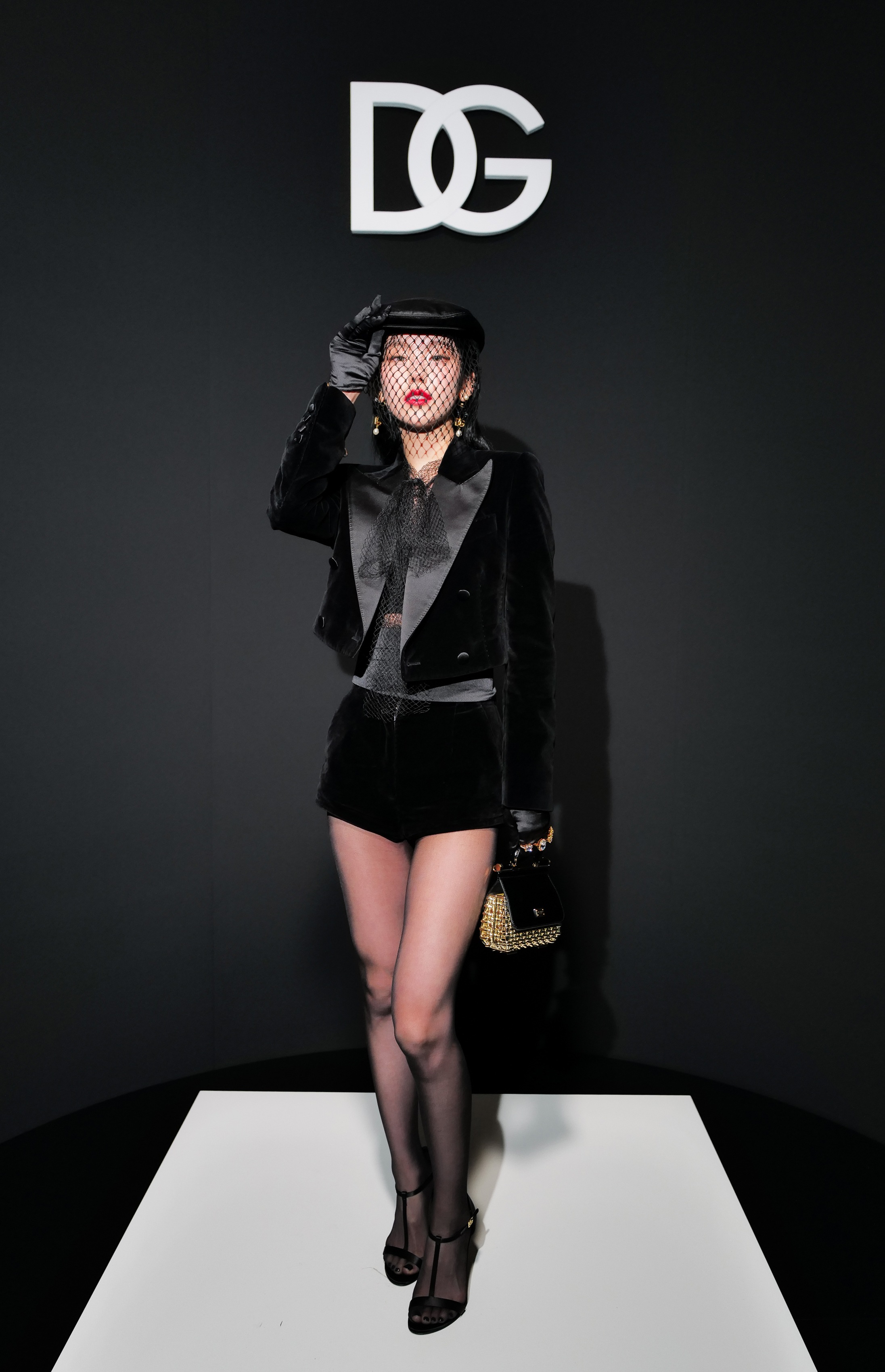 밀라노 패션위크 2025 S/S 돌체앤가바나 쇼에 참석한 있지 예지